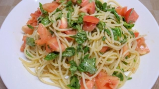 フレッシュ・トマトと摘み立てバジルの冷製パスタ
