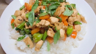 鶏胸肉のバジル炒め飯