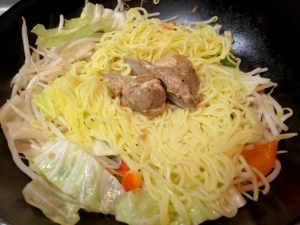 スペアリブの煮物を煮汁ごと入れる