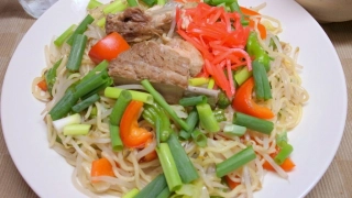 骨付き豚バラ肉入り、とんこつ焼きそば