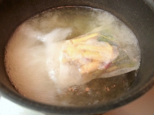 お湯を沸かして香辛料入りパックを煮出す