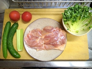 鶏もも肉、カイワレ大根、トマト、キュウリ、セロリ