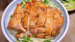 塩焼き鶏もも肉とカイワレの丼