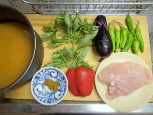 トムヤムクンの残りスープ、鶏胸肉、茄子、シシトウ、パプリカ、バジル、グリーンカレーペースト