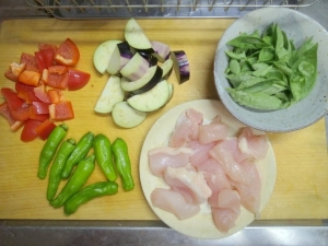 鶏胸肉はぶつ切りに