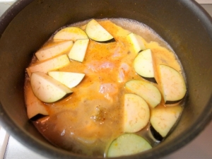 トムヤムクン・スープにグリーンカレーペーストを溶かし、鶏胸肉と茄子を煮る