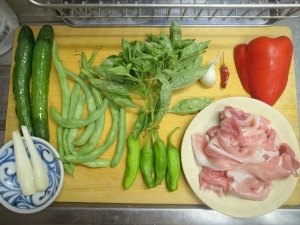 豚肉、インゲン、シシトウ、パプリカ、バジル、ニンニク、唐辛子、キュウリ、エシャレット