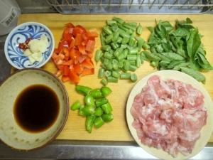 材料は小さめに切り、オイスターソース、ナンプラー、日本酒を合わせておく