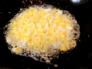 スクランブルエッグを作って皿に取り出しておく