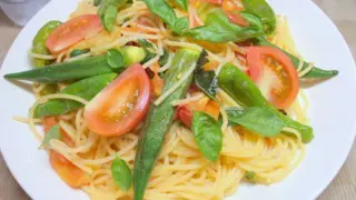 オクラとシシトウのフレッシュバジル・トマトパスタ