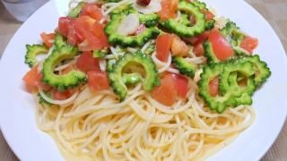 摘み立てゴーヤとフレッシュ・トマトの冷製ペペロンチーノ