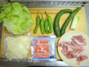 辛子ごまダレ冷やしラーメン、豚肉、レタス、キュウリ、シシトウ、長ネギ