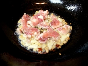 油をひいてニンニク、生姜、唐辛子、豚肉を炒める