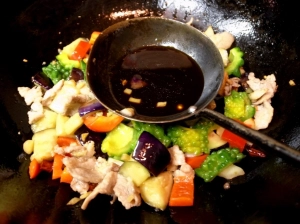 合わせ調味料を加える