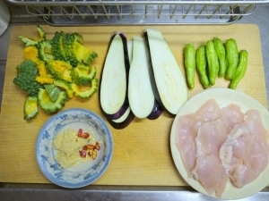 茄子は薄切り、鶏胸肉はそぎ切りにする