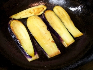 油を足して茄子をじっくり炒める