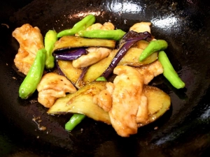 醤油、みりん、すりおろし生姜を加えて味付け