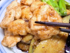 片栗粉でタレがからんでしっとりとした鶏胸肉