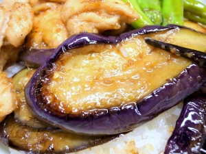 コッテリとした茄子の油炒めを生姜醤油でサッパリと