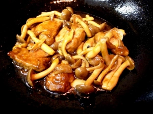 醤油とウィスターソースで味付け
