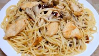 鶏胸肉とキノコのパスタ・醤油風味