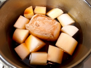 圧力鍋に、豚肉、大根、醤油、みりん、水を入れて１５分間加圧する