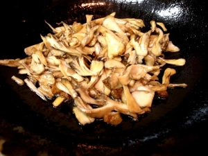 舞茸を炒め、塩と醤油で味付け