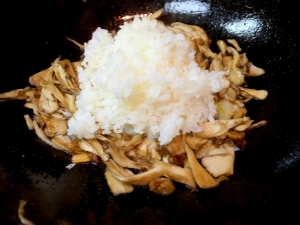 卵とご飯を入れる