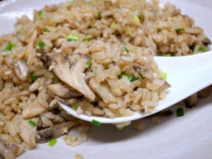 手堅い美味しさの舞茸チャーハン