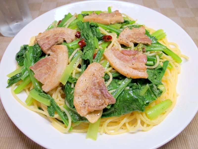 豚バラ肉と小松菜のパスタ