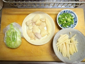 鶏皮は刻んで茹でこぼす