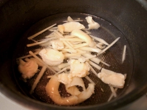 水、生姜、鶏皮を茹でる
