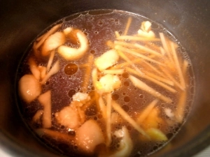 顆粒だし、醤油、みりんを加える