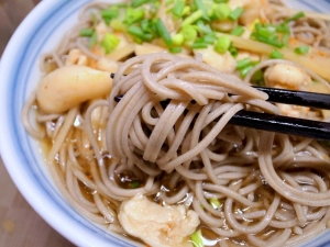 鶏皮のコクと生姜の効果で身体が温まる蕎麦だ