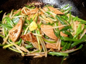 醤油小さじ１、オイスターソース小さじ１で味付けしたら出来上がり