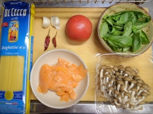 スモークサーモン、トマト、ぶなしめじ、バジル、ニンニク、唐辛子、パスタ