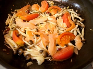 トマト、パスタの茹で汁を加え、最後にサーモンを入れる