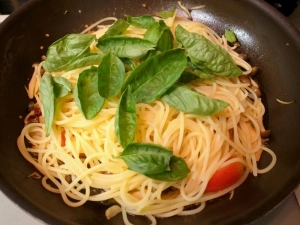 パスタとバジルを加える