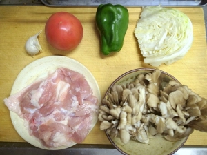 鶏もも肉、舞茸、ピーマン、キャベツ、ニンニク、トマト