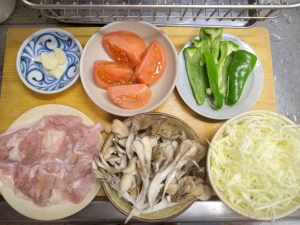 鶏もも肉は厚みのある部分に包丁を入れ、塩胡椒する