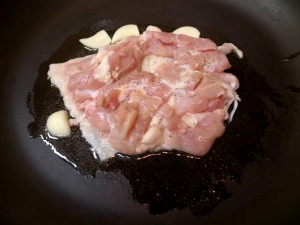 鶏もも肉の皮を下にして弱火で焼いていく