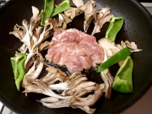 舞茸とピーマンも投入