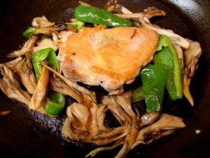 舞茸とピーマンに塩、胡椒、醤油で味付けする