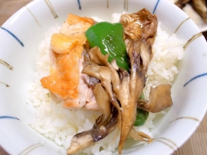 塩、胡椒、醤油出味付けした舞茸炒めだけでご飯が進む