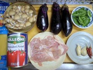 鶏もも肉、茄子、ぶなしめじ、トマト缶、ニンニク、唐辛子、バジル、パスタ