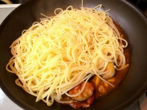 茹で上がったパスタをフライパンへ