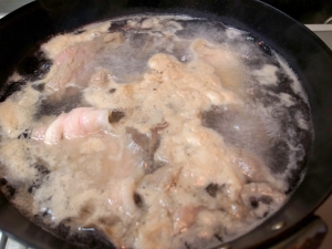 牛スジは５分間煮て茹でこぼす