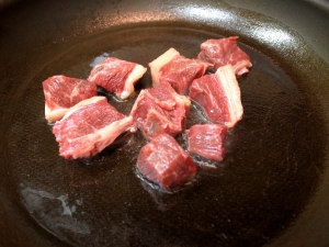 牛肉をフライパンで焼く