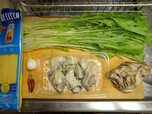 牡蠣、舞茸、水菜、にんにく、唐辛子、パスタ