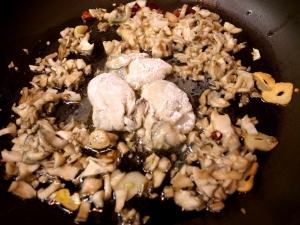 オリーブオイル、ニンニク、唐辛子、牡蠣、舞茸をじっくり炒める